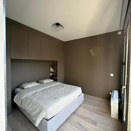 Live - Via A Riva Лугано